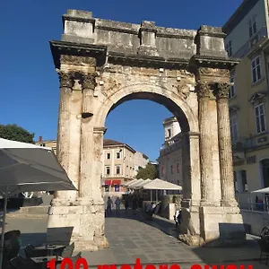 Arch- Budget Doublebed In Center Gasthof Pula